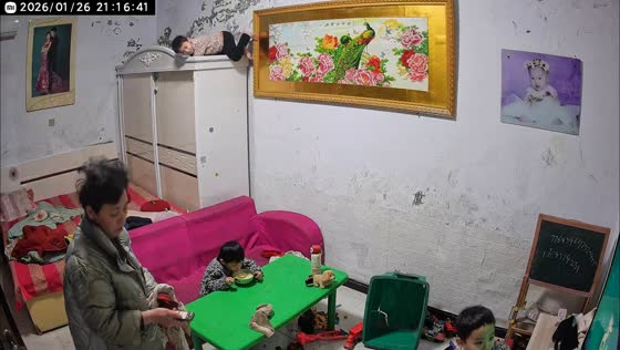Close call as wall frame falls inside home in Hebei, China