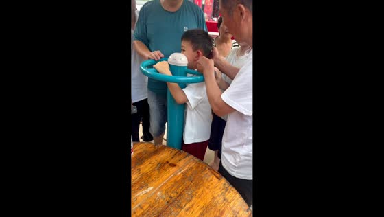 Boy gets head stuck in outdoor equipment in Henan, China