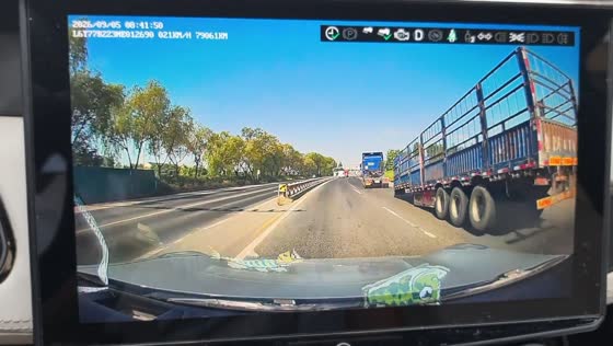 Cargo trailer detaches and crashes beside highway in Shandong, China