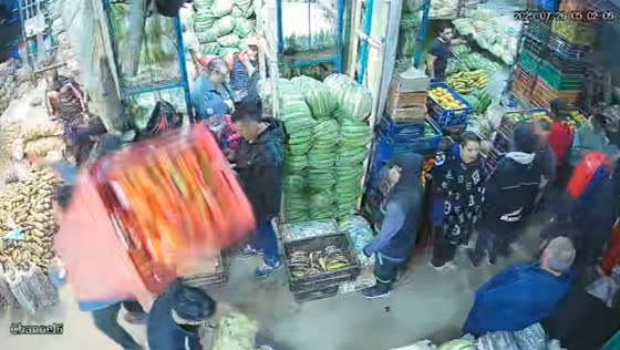 Crate-carrying mishap in busy market in Bogotá, Colombia