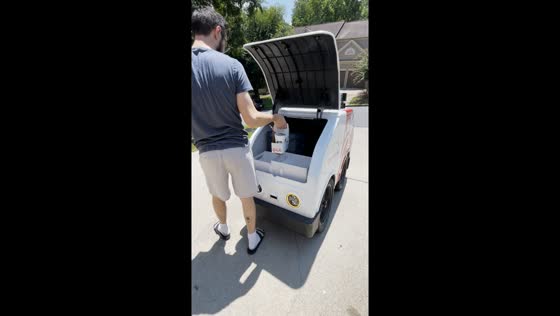 Robot delivers food to customer in Woodstock, Georgia, USA