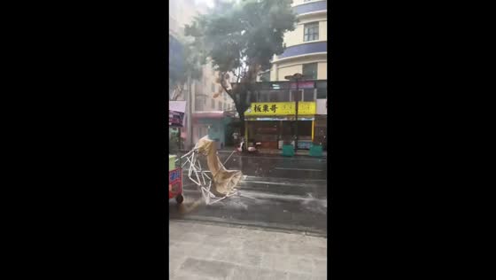 Severe storm damages roadside stalls and canopies in Guangdong, China