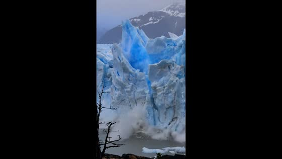 Glacial calving: spectacular collapse at Glaciar Perito Moreno, Argentina