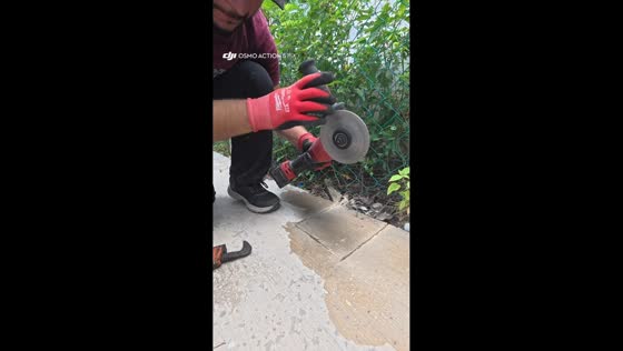 Worker narrowly avoids finger injury while using angle grinder in Mérida, Mexico