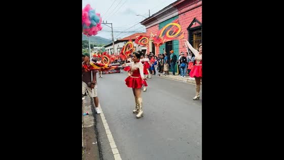 Unexpected flag mishap interrupts majorette performance in Ahuachapán, El Salvador