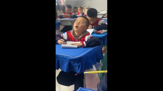 Sleeping student startles awake after nearly falling from chair in Shanxi, China