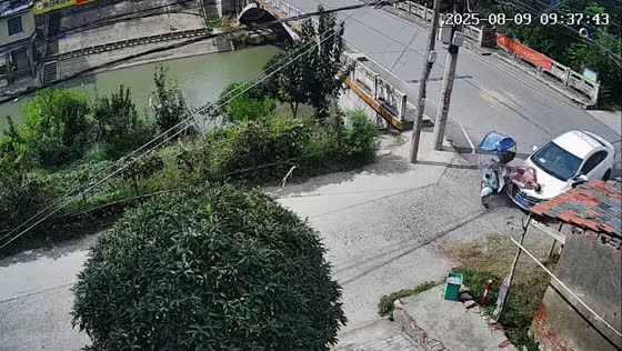 Scooter rider injured in collision with car in Hubei, China