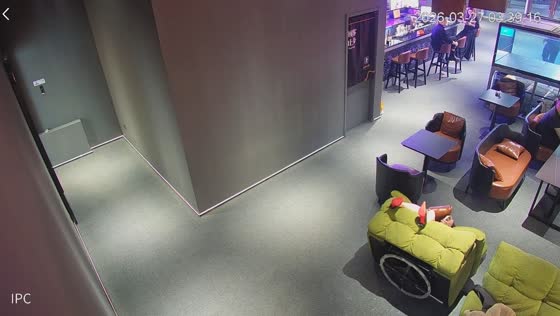 Recliner collapses under tired employee in store in Shanxi, China