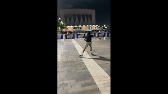 Roller skater hits barricade and falls at Plaza de La Paz in Barranquilla, Colombia