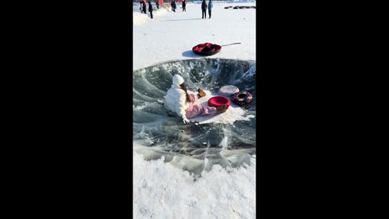 Girl slips on icy bowl in Heilongjiang, China