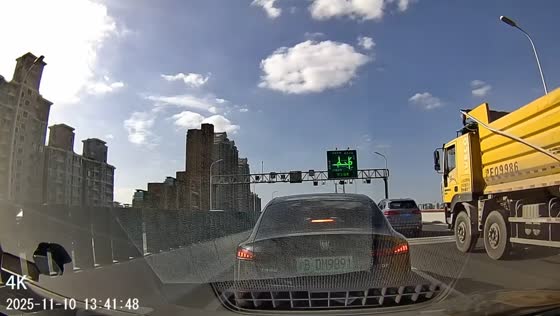 Motorcycle accident on elevated road narrowly avoided disaster in Shanghai, China