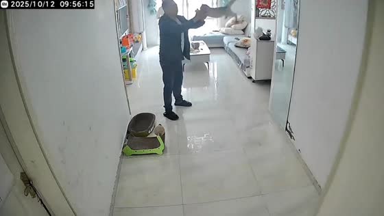 Man accidentally falls while playing with his cat in Anhui, China