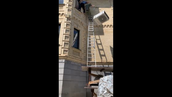 Air conditioner unit falls during improvised installation in Essentuki, Russia
