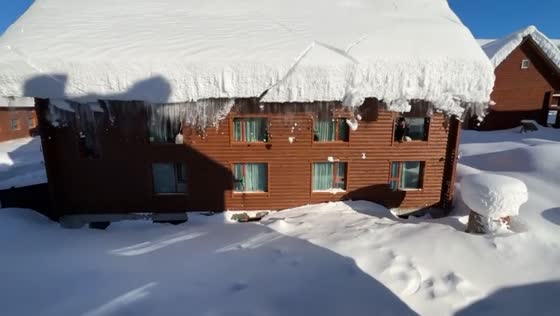 Roof snow removal in Xinjiang: a morning Avalanche