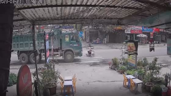 Close call: cyclist narrowly escapes collision with truck at Xuân Mai crossing, Hanoi