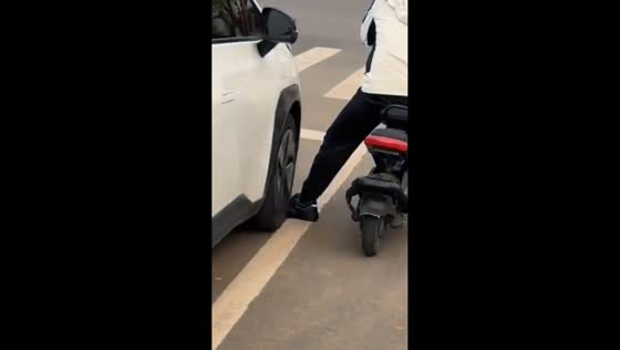 Car runs over man's foot at intersection in Guangzhou, China