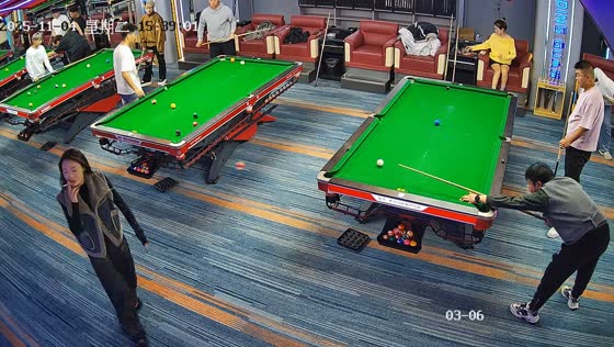 Surprising billiard shot amaze players in Jiangsu, China