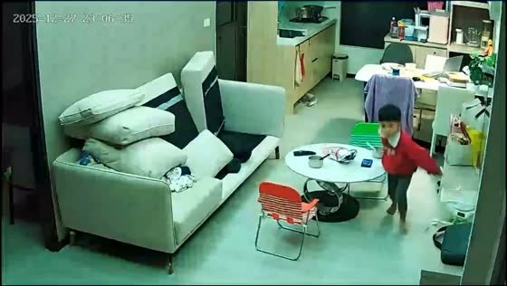 Strong earthquake shakes home as family experiences late-night tremor in Taipei, Taiwan