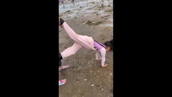 Little girl drains water pants with handstand in Liaoning, China