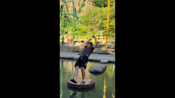 Man slips into water during obstacle course attempt in Liaoning, China