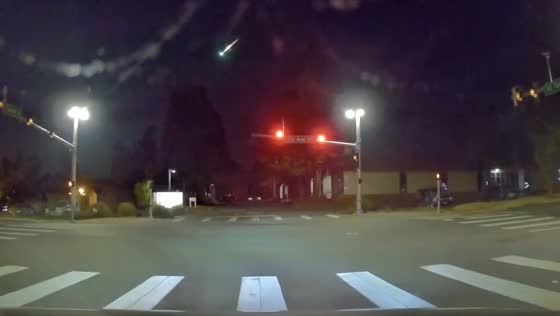 Bright meteor lights up night sky over Redmond, Washington, USA