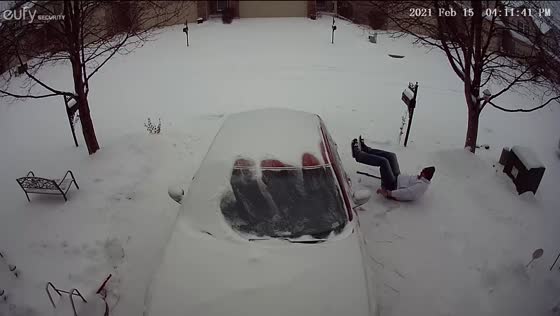 Man slips on icy driveway in St. Louis, Missouri