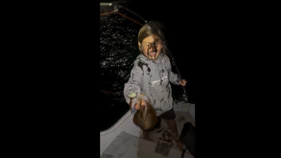 Child catches squid, gets inked in Onslow, Australia