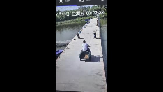 Tricycle driver falls into water after swerving on dock in Jiangsu, China