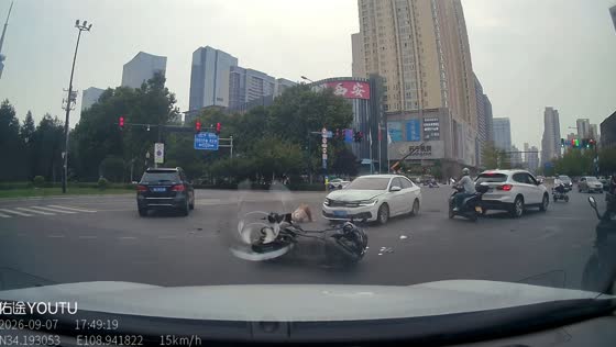 E-scooter rider struck by car while turning at intersection in Shaanxi, China