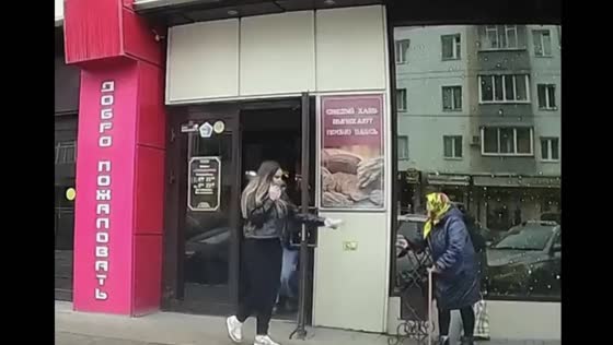 Elderly beggar refuses offered bun and throws it in the trash: shocking moment captured in Belgorod!