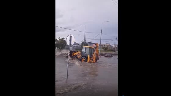 Torrential thunderstorm turns Krasnodar streets into rivers as tractor battles flooding