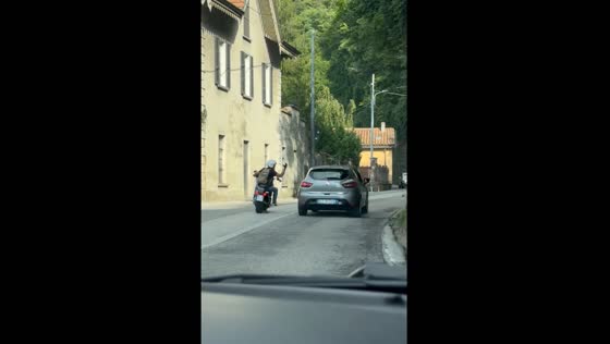 Motorcyclist argues with driver, risks accident in Como, Italy