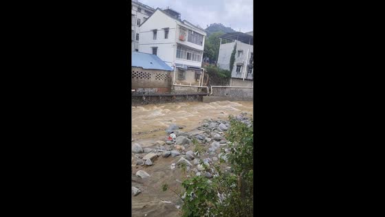 Muddy floodwaters surge through river channel in Hubei, China
