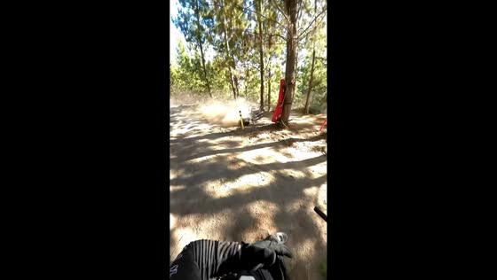 Cyclist falls and receives help in Curepto, Chile
