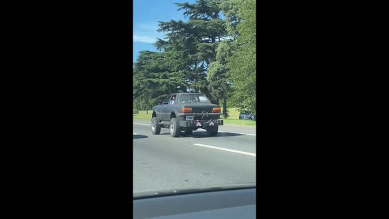 Unusual sight in Buenos Aires: high-wheeled car captured on video