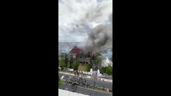 Riot engulfs regional council building in fire in Mataram, West Nusa Tenggara