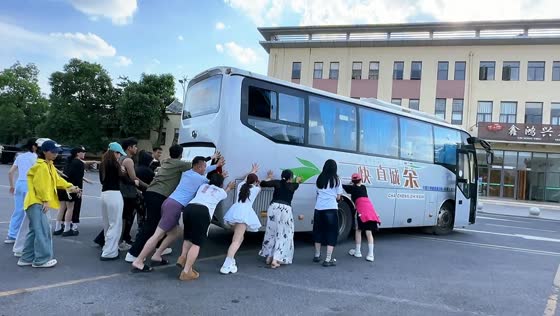 People push bus to help restart its engine in Yunnan, China
