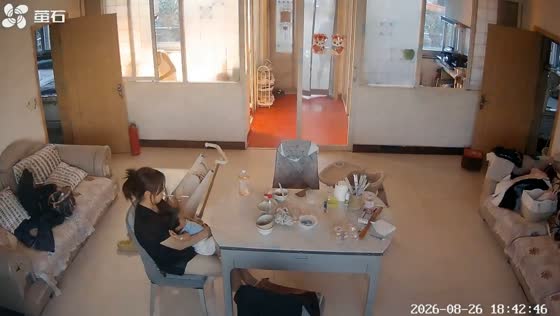 Flash of fire startles woman while heating traditional kang in Liaoning, China
