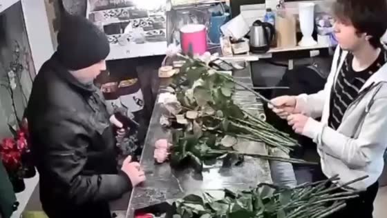 Man threatens flower shop worker with pistol in Buzuluk, Russia