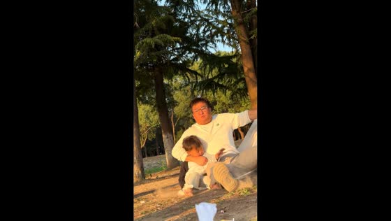 Dad and son fall from fabric hammock in Jiangsu, China