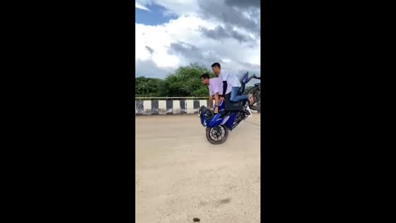 Motorcycle stoppie attempt ends in crash in Raipur, India