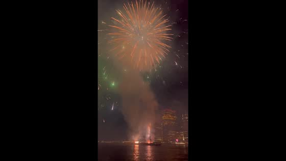 Macy’s 4th of July fireworks light up Brooklyn Bridge, New York, USA