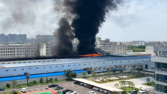 Large fire engulfs herbal medicine factory in Bozhou, Anhui, China