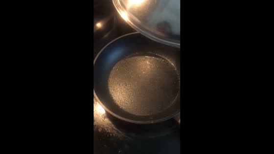 Cooking mishap turns eggs into “egg pancake” in Hunan, China