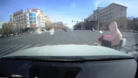 E-bike rider bumps into a dashcam car and makes an unexpected turn in Gansu, China