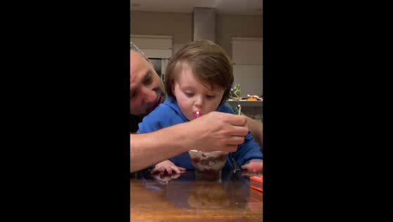 Grandfather quickly saves grandson from candle mishap in Buenos Aires, Argentina