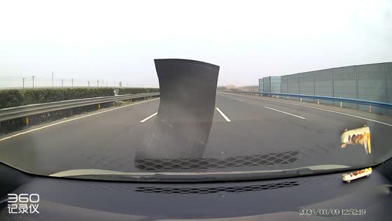 Flying mudflap rubber sheet briefly blocks driver’s view on highway in Henan, China