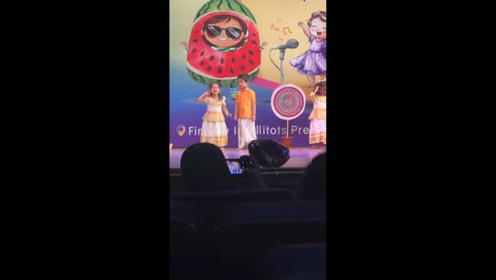 Little girl dances solo after partner refuses in Bengaluru, India