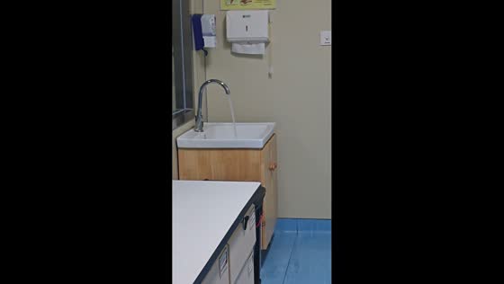 Sensor faucet repeatedly turns on by itself in hospital in Jiangxi, China