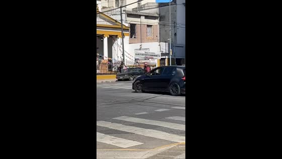 Driver attempts to flee from police after traffic stop in Villa Urquiza, Argentina